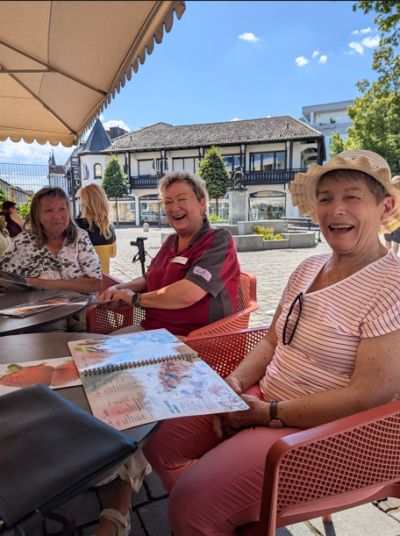 Besuch im Eiscafe – Bild 2